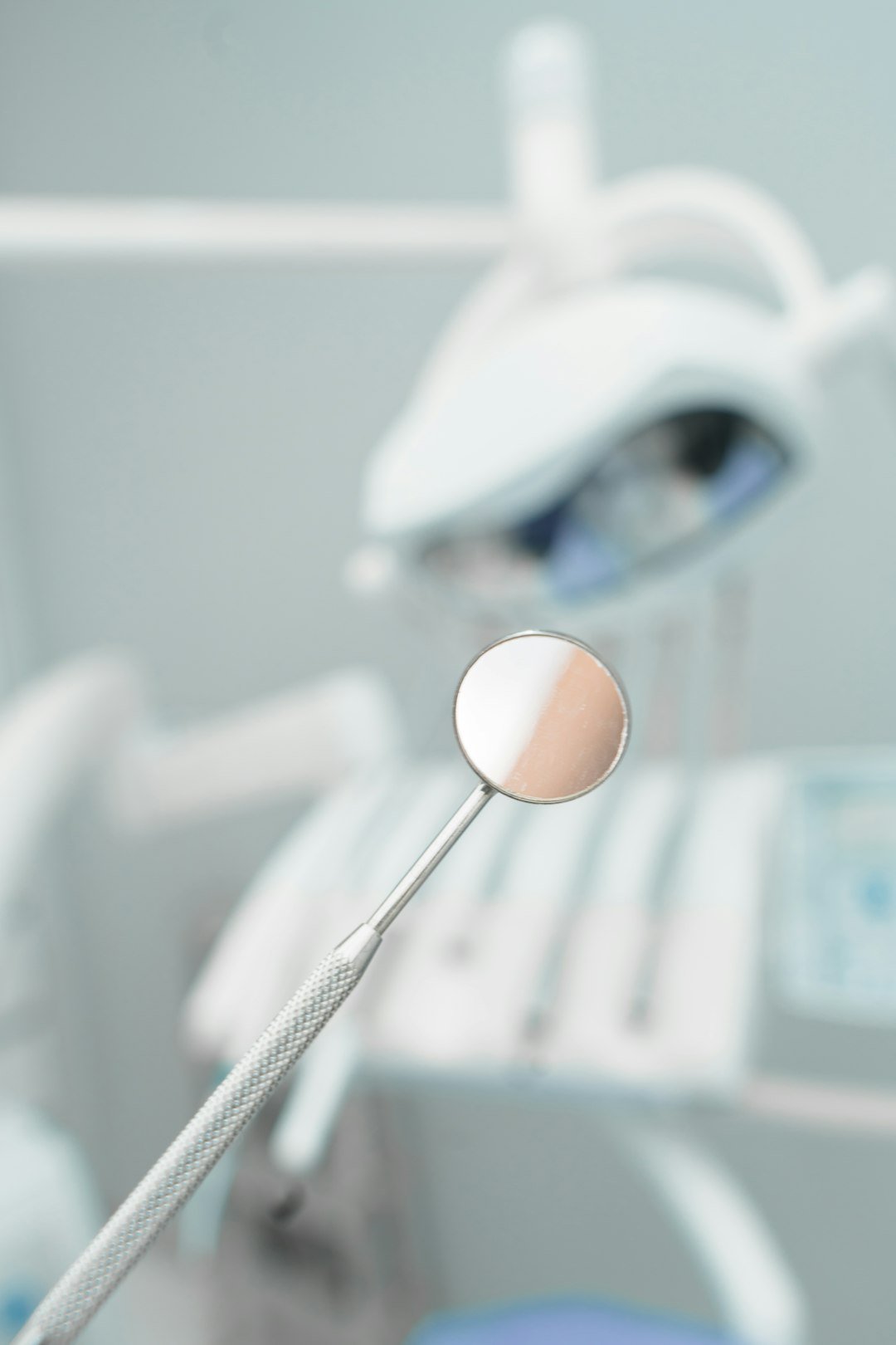 dental-mirror-in-clinical-office-rubu-nvklje